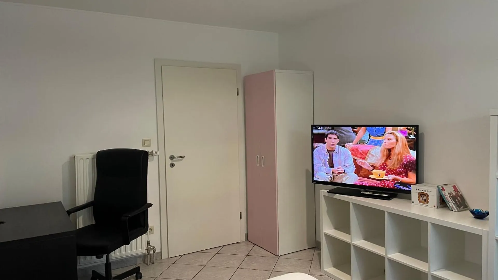 Large Room In Schuttrange Free Parking 10Mins To Airport Excellent Customer Services 0*,  Luxemburg