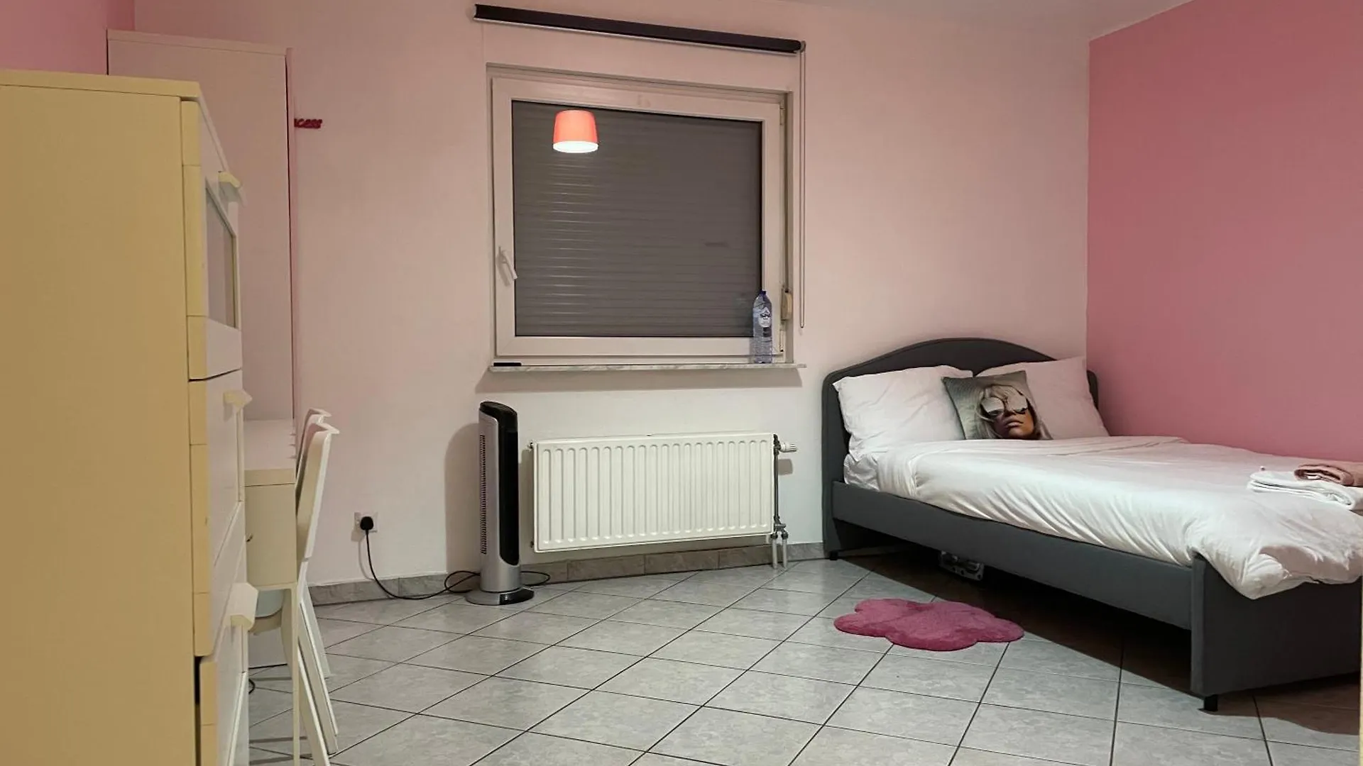 Large Room In Schuttrange Free Parking 10Mins To Airport Excellent Customer Services Vendégház